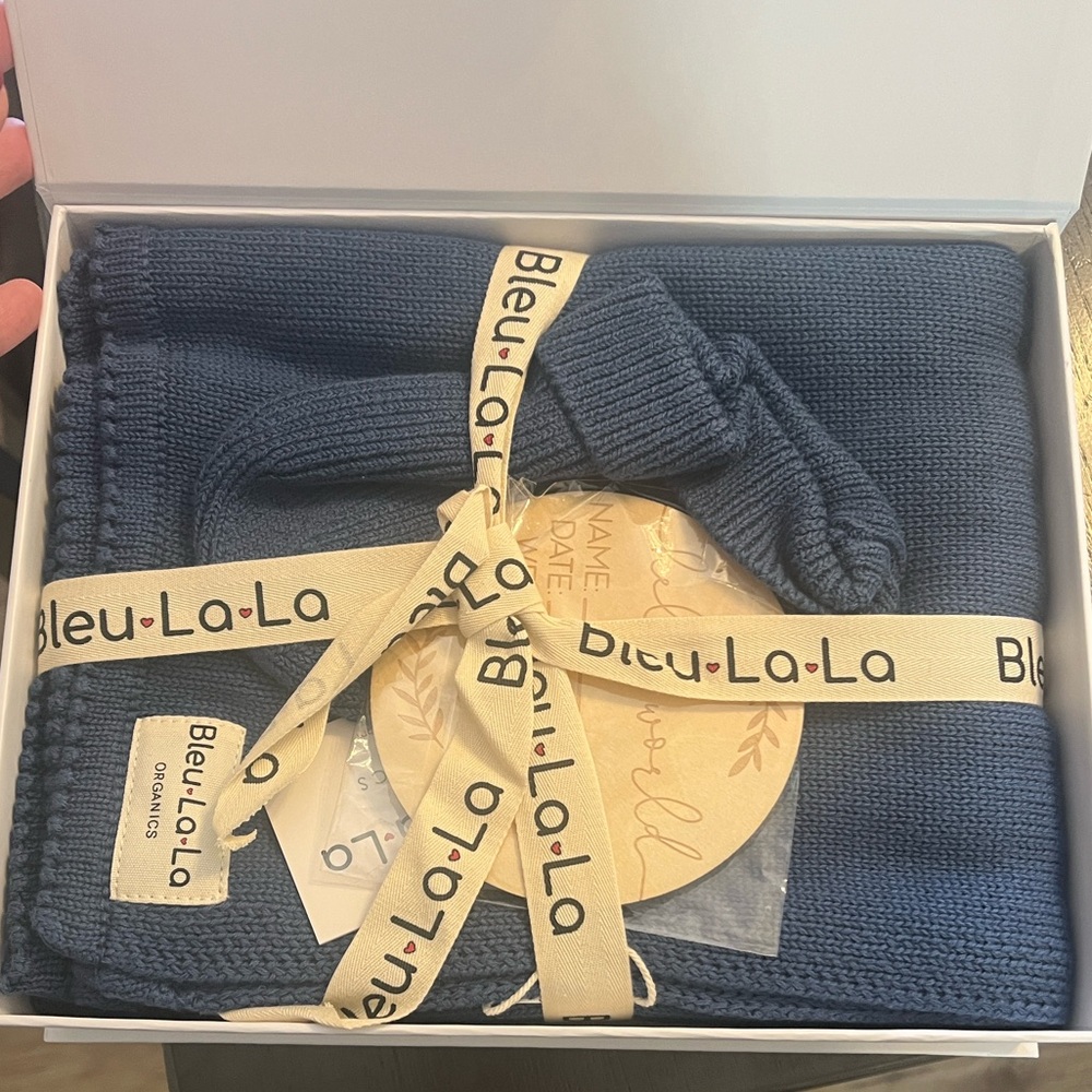 Bleu la la baby blanket & hat set with announcement sign